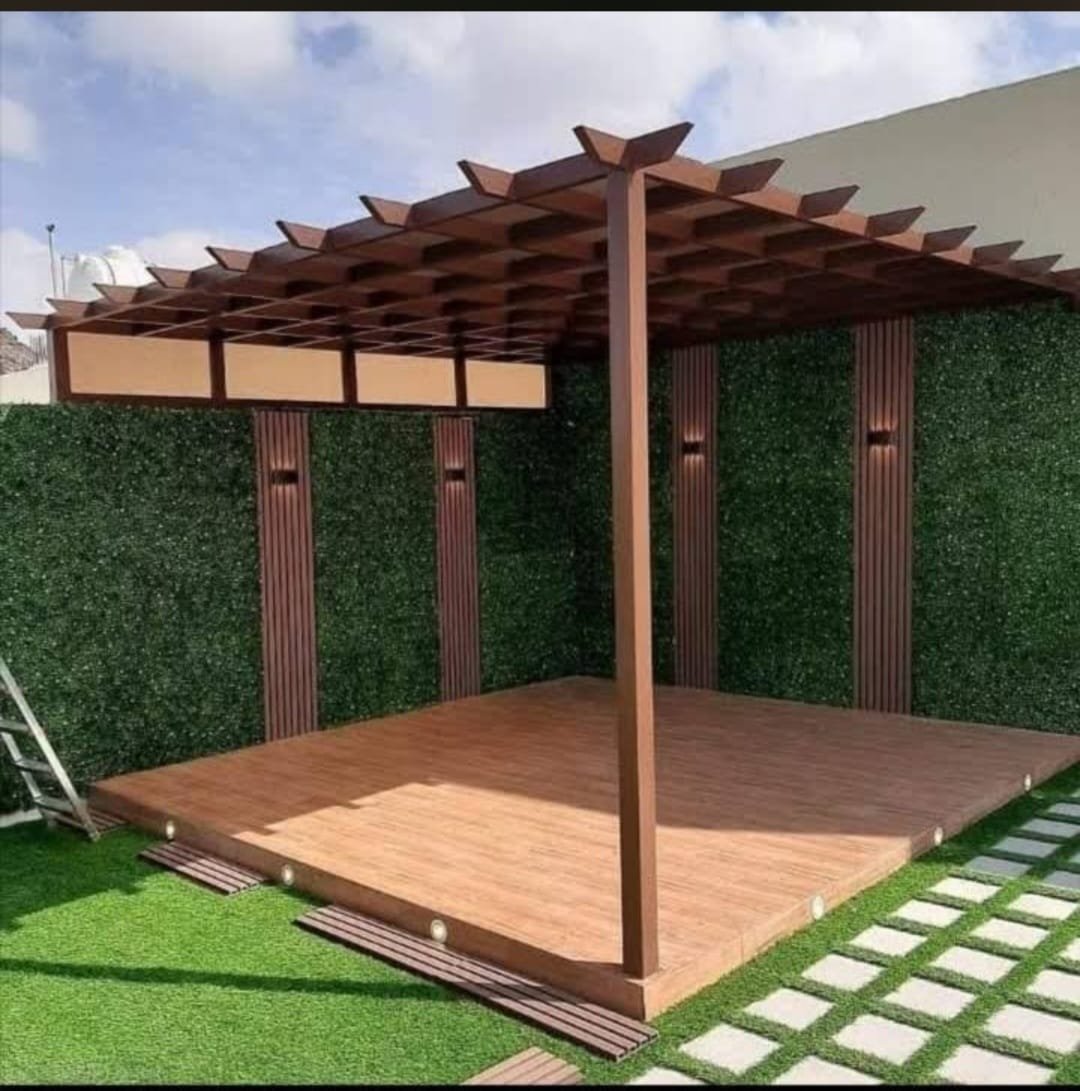 المظلة الخشبية والحديقة